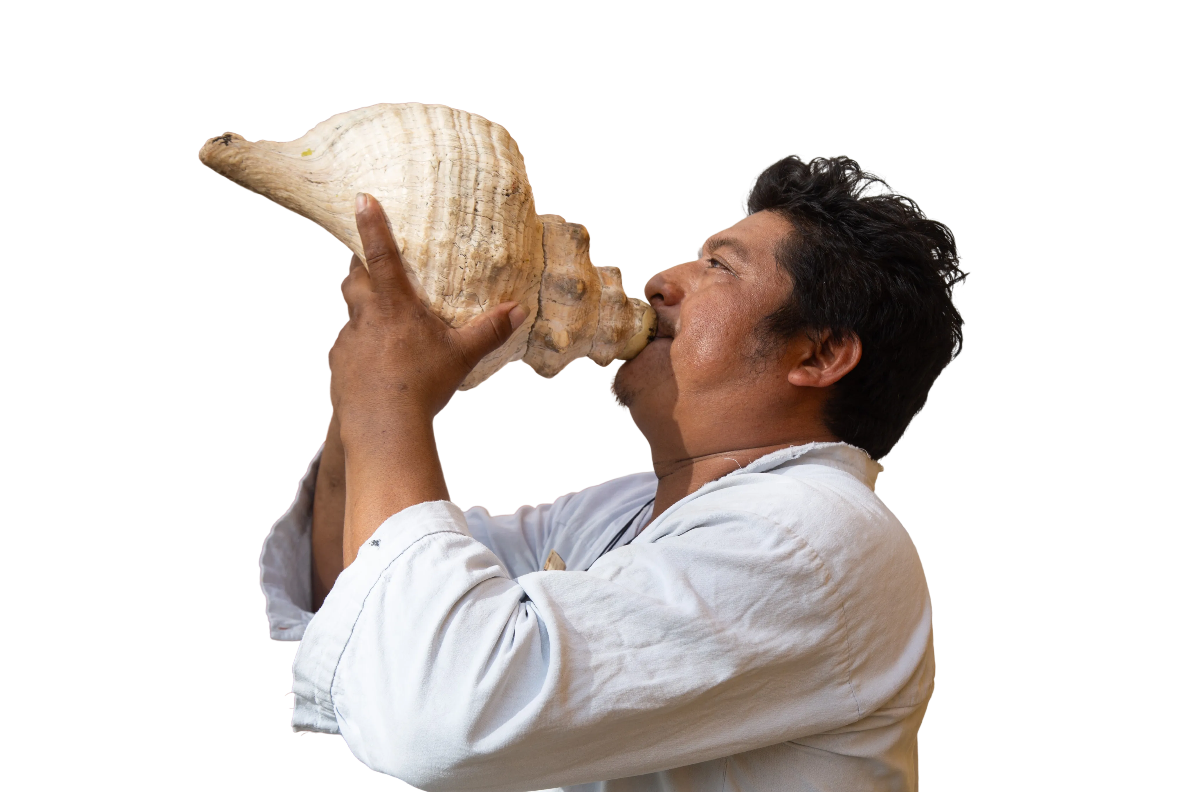 Hombre soplando un caracol